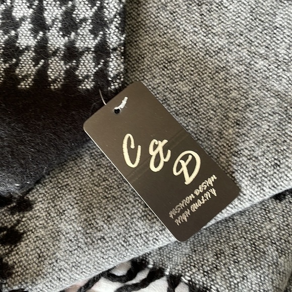 Shawl/open poncho - Picture 3 of 3